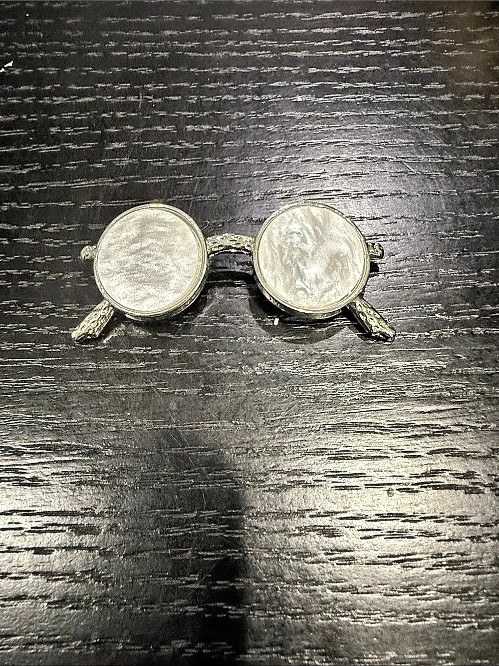 Silver Round Glasses brooch
